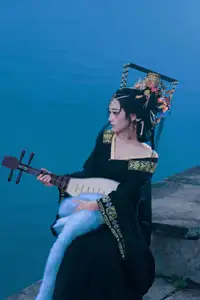 YiTuYu Vol.8704 Xiao Hong: Mysterious Traditional Beauty with Pipa by the Lake-2