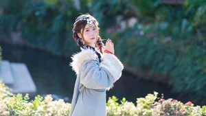 Vẻ Đẹp Thanh Khiết: Huang Ying Giữa Cánh Đồng Hoa Gesang Rực Rỡ Nơi Cao Nguyên-18