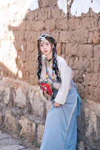 Vẻ Đẹp Thanh Khiết: Huang Ying Giữa Cánh Đồng Hoa Gesang Rực Rỡ Nơi Cao Nguyên-14