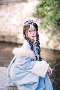 Vẻ Đẹp Thanh Khiết: Huang Ying Giữa Cánh Đồng Hoa Gesang Rực Rỡ Nơi Cao Nguyên-21