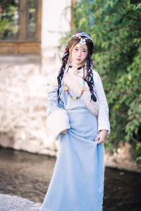 Vẻ Đẹp Thanh Khiết: Huang Ying Giữa Cánh Đồng Hoa Gesang Rực Rỡ Nơi Cao Nguyên-22