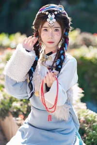 Vẻ Đẹp Thanh Khiết: Huang Ying Giữa Cánh Đồng Hoa Gesang Rực Rỡ Nơi Cao Nguyên-2