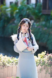 Vẻ Đẹp Thanh Khiết: Huang Ying Giữa Cánh Đồng Hoa Gesang Rực Rỡ Nơi Cao Nguyên-9