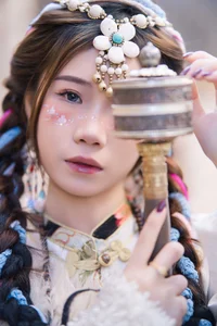 Vẻ Đẹp Thanh Khiết: Huang Ying Giữa Cánh Đồng Hoa Gesang Rực Rỡ Nơi Cao Nguyên-13