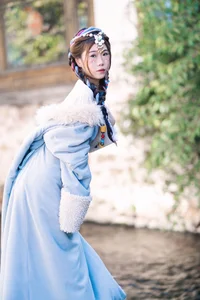 Vẻ Đẹp Thanh Khiết: Huang Ying Giữa Cánh Đồng Hoa Gesang Rực Rỡ Nơi Cao Nguyên-11