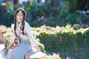 Vẻ Đẹp Thanh Khiết: Huang Ying Giữa Cánh Đồng Hoa Gesang Rực Rỡ Nơi Cao Nguyên-7