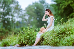 Serene Riverside Portraits: Yi Ping in YiTuYu Art Language Vol.9293 – Artistic Outdoor Photography and Natural Lifestyle Aesthetic-14