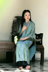 Elegant Vietnamese Ao Dai: Timeless Beauty of an Asian Lady-5