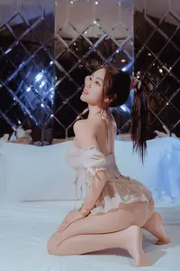 Captivating Beauty: An Alluring Glimpse of Elegance and Charm-5