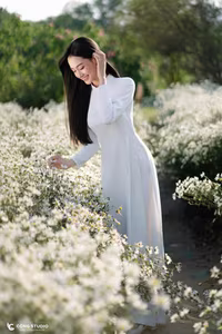 Elegant Vietnamese Woman in White Ao Dai Amidst Blooming Daisy Field - VGU No.123-4
