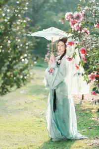 Ethereal Beauty: Xiao He's Grace in Classic Hanfu - YiTuYu Collection Vol.8729-23