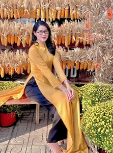 Celebrate the Beauty of Vietnamese Traditions: Elegant Ao Dai and Vibrant Spring Markets for the Lunar New Year-1