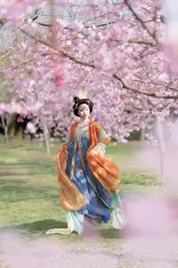 Qian Yue's Hanfu Elegance Amidst Cherry Blossoms: YiTuYu Vol.8674 Artistry-18