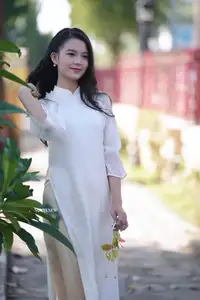 Graceful Vietnamese Girl in White Ao Dai - Captivating Traditional Beauty-2