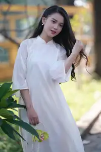 Graceful Vietnamese Girl in White Ao Dai - Captivating Traditional Beauty-4