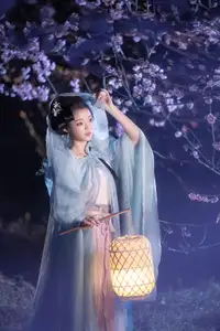 Discover the Ethereal Beauty of Qi Ni Si Mao in YiTuYu Vol.8623: An Asian Muse by Lantern Light-30