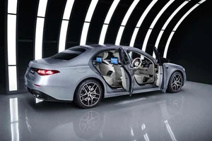 The New 2026 Mercedes-Benz S-Class Facelift: Redefining Luxury with 2,700 Upgrades and the Stunning MBUX Superscreen Display-1