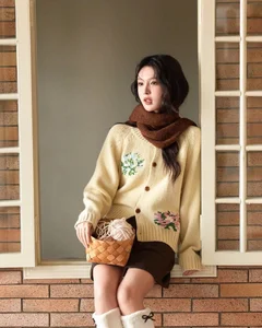 4 Essential Long-Sleeve Tops for a Chic Wardrobe: Elevate Your Everyday Style with These Versatile and Timeless Fashion Staples-7