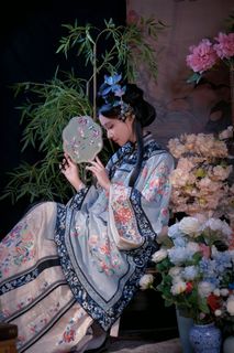 Elegant Traditional Chinese Attire & Classic Beauty-23