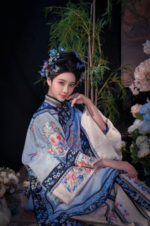 Elegant Traditional Chinese Attire & Classic Beauty-25