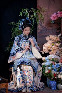 Elegant Traditional Chinese Attire & Classic Beauty-22