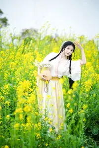 YiTuYu Vol.8720 Tu Ya W: Hanfu Beauty Amidst Golden Rapeseed Flowers-14