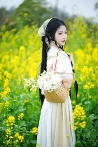 YiTuYu Vol.8720 Tu Ya W: Hanfu Beauty Amidst Golden Rapeseed Flowers-5