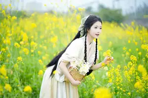 YiTuYu Vol.8720 Tu Ya W: Hanfu Beauty Amidst Golden Rapeseed Flowers-3