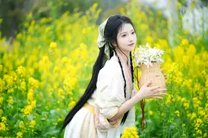 YiTuYu Vol.8720 Tu Ya W: Hanfu Beauty Amidst Golden Rapeseed Flowers-6