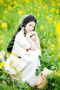 YiTuYu Vol.8720 Tu Ya W: Hanfu Beauty Amidst Golden Rapeseed Flowers-17