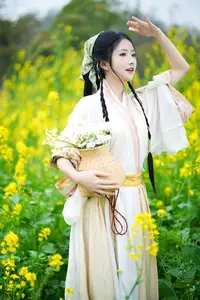 YiTuYu Vol.8720 Tu Ya W: Hanfu Beauty Amidst Golden Rapeseed Flowers-20