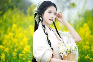 YiTuYu Vol.8720 Tu Ya W: Hanfu Beauty Amidst Golden Rapeseed Flowers-19