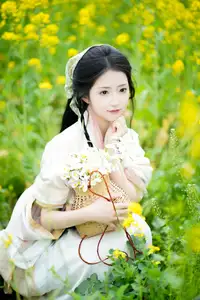 YiTuYu Vol.8720 Tu Ya W: Hanfu Beauty Amidst Golden Rapeseed Flowers-4