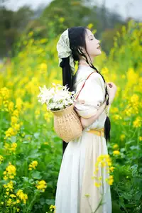 YiTuYu Vol.8720 Tu Ya W: Hanfu Beauty Amidst Golden Rapeseed Flowers-10