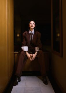 Miss Bùi Quỳnh Hoa Dazzles in Chic Menswear Suit, Showcasing Unique Fashion Sense.-5