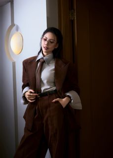 Miss Bùi Quỳnh Hoa Dazzles in Chic Menswear Suit, Showcasing Unique Fashion Sense.-3