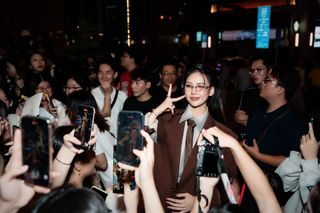 Miss Bùi Quỳnh Hoa Dazzles in Chic Menswear Suit, Showcasing Unique Fashion Sense.-1