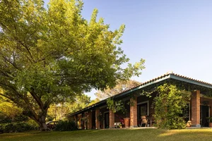 Stunning 600m2 Farmhouse Renovation: Blending Rustic Heritage with Modern Open-Plan Design and Natural Light-4