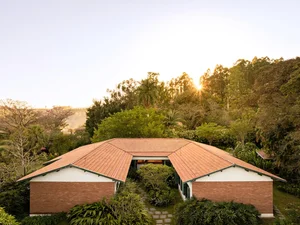 Stunning 600m2 Farmhouse Renovation: Blending Rustic Heritage with Modern Open-Plan Design and Natural Light-11