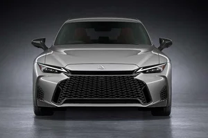 Lexus IS F Sport Mode Black V: A Masterpiece of Power and Elegance-6