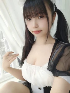 Capturing Elegance: Shi Wan Zhen Zhi Fu Te in a Modern Maid Visual Aesthetic-2