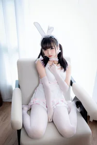 Elegant Soft Girl Aesthetic Photography: Shi Wan Zhen Zhi Fu Te in White Peach Oolong Milk Tea Inspired Fashion Look (Part 01)-10