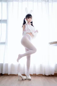 Elegant Soft Girl Aesthetic Photography: Shi Wan Zhen Zhi Fu Te in White Peach Oolong Milk Tea Inspired Fashion Look (Part 01)-6