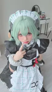 Coser PoppaChan - Corin: Captivating Green-Haired Maid Cosplay Unveiled-2