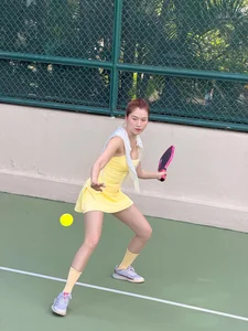 Vibrant Sporty Chic: MC Thanh Thanh Huyen Glows on the Pickleball Court-5