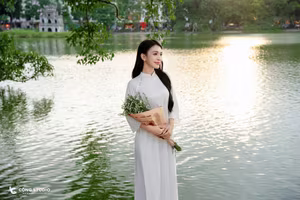 VGU No.77: Elegant Vietnamese Girl in White Ao Dai by Hanois Hoan Kiem Lake-8