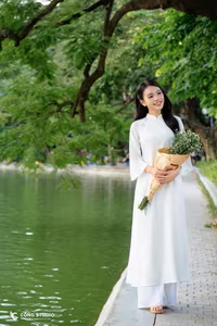 VGU No.77: Elegant Vietnamese Girl in White Ao Dai by Hanois Hoan Kiem Lake-6