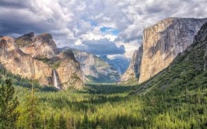 Yosemite National Park: Unforgettable View of Majestic Wild Nature and Granite Cliffs.-1