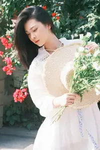 Fresh Spring Charm: Tong Tong in YiTuYu Vol.8644 Art Series Unveiled-5