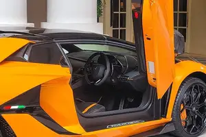 Lamborghini Aventador SVJ in Phu Yen: Luxury Supercar Meets Unique Street Cuisine-2
